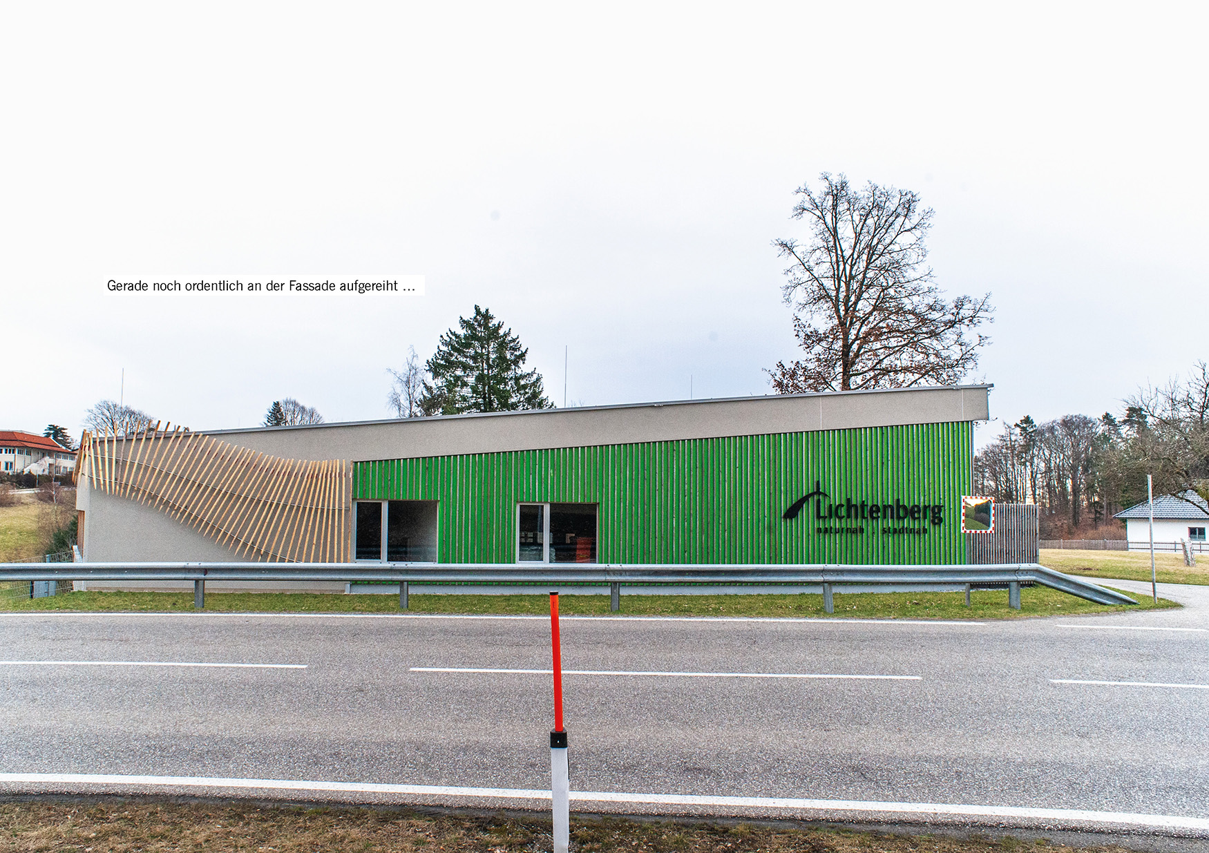 Gerade noch ordentlich an der Fassade aufgereiht …